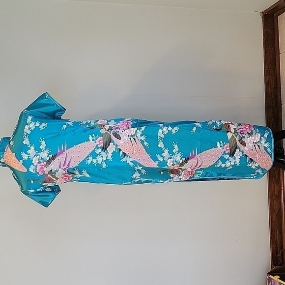 Kimono type negligee with peacocks.  Zippers up the side with snaps and buttons. - Picture 3 of 9